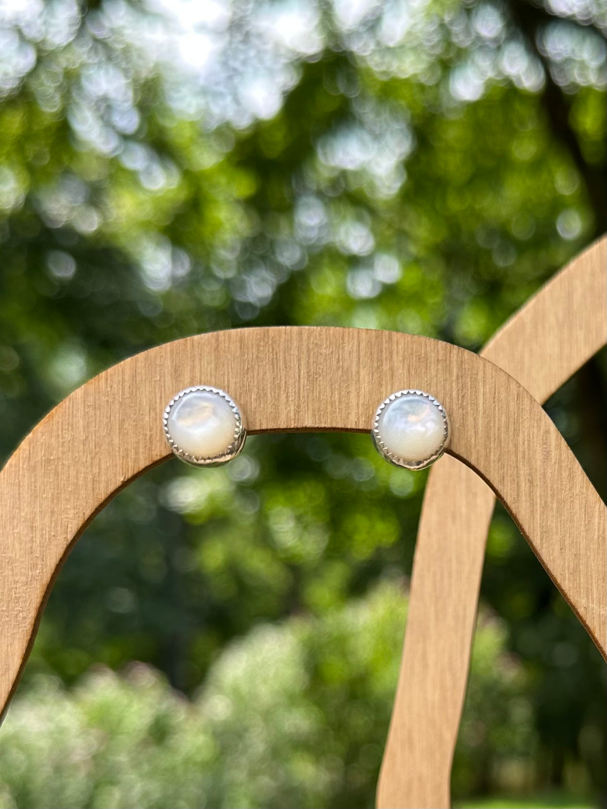 Mother-of-Pearl round earrings